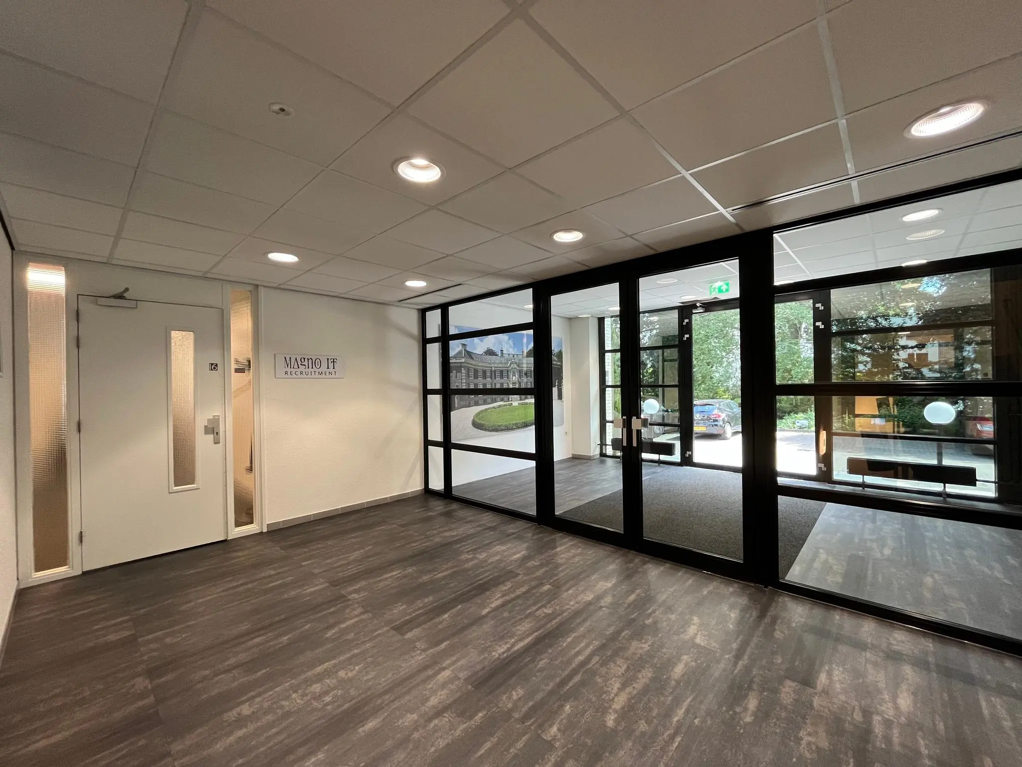 Ingang en wachtruimte van een modern kantoorpand aan de Oude Utrechtseweg met zicht op de voordeur en het logo van Masno IT Recruitment.